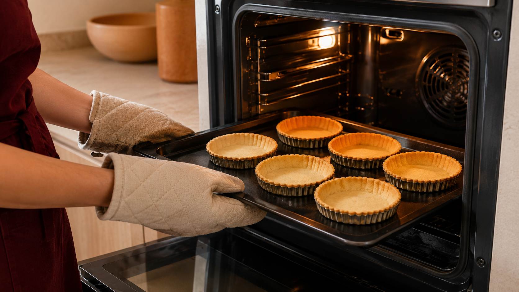 Bases de pâte sablée assando no forno da confeitaria Lorê