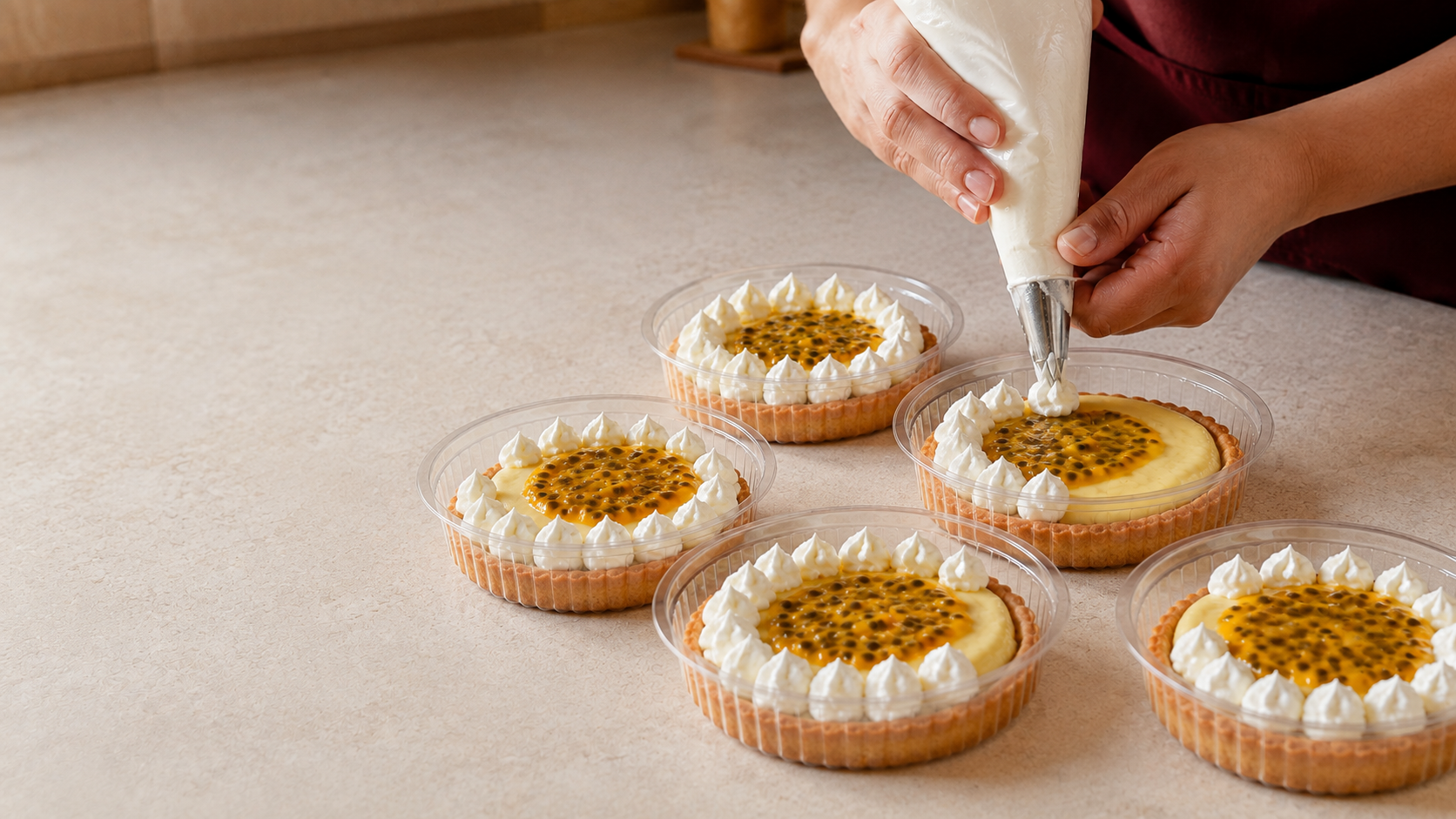 Finalização das tortas de maracujá com saco de confeitar